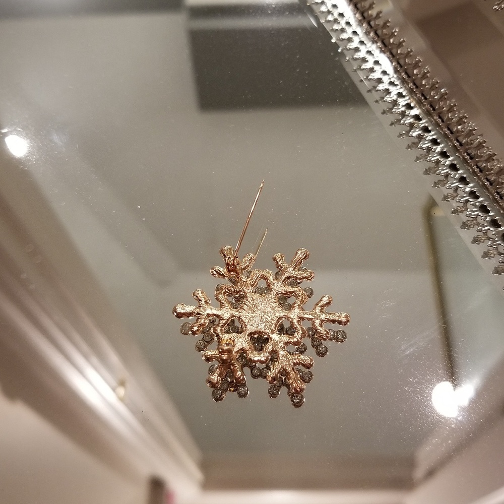 Christmas Crystal snow flake brootch - Picture 2 of 2